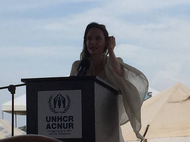 Angelina Jolie, enviada especial de ACNUR, se dirige a los medios de comunicación. Foto: La W con Julio Sánchez Cristo.