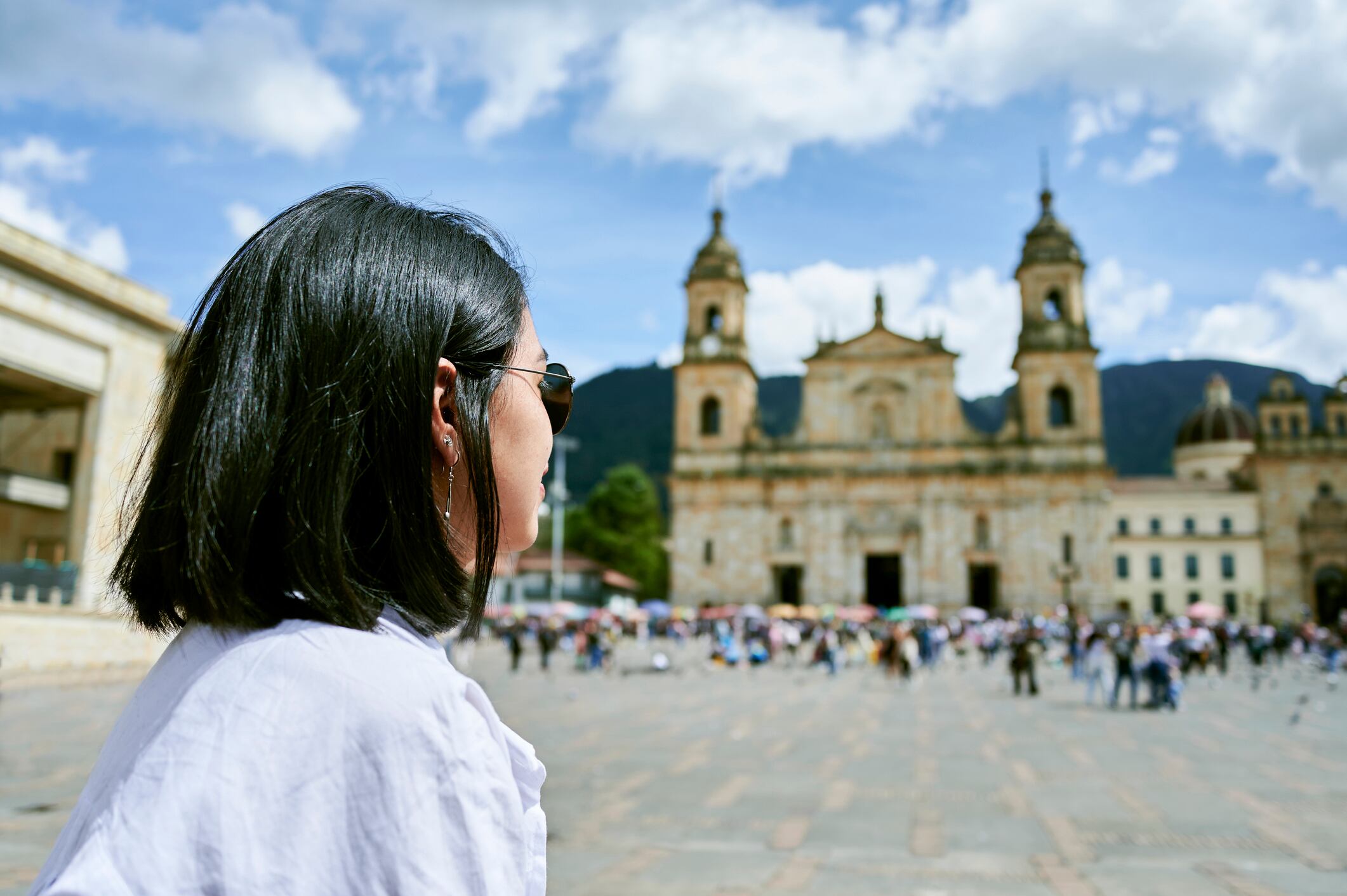 Mujer con gafas de sol en la Plaza de Bolívar en la ciudad de Bogotá (Getty Images)