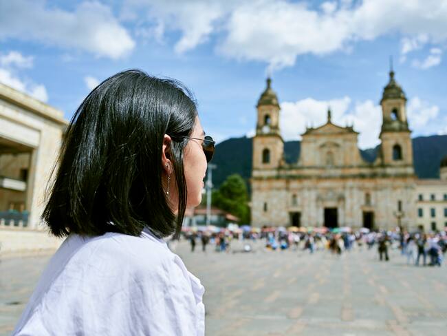 Mujer con gafas de sol en la Plaza de Bolívar en la ciudad de Bogotá (Getty Images)