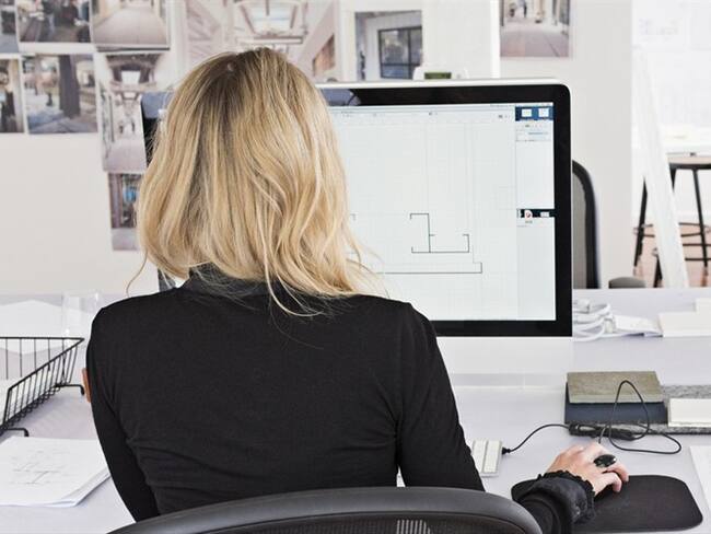 Las personas mantienen agotadas: periodista sobre jornada laboral en España