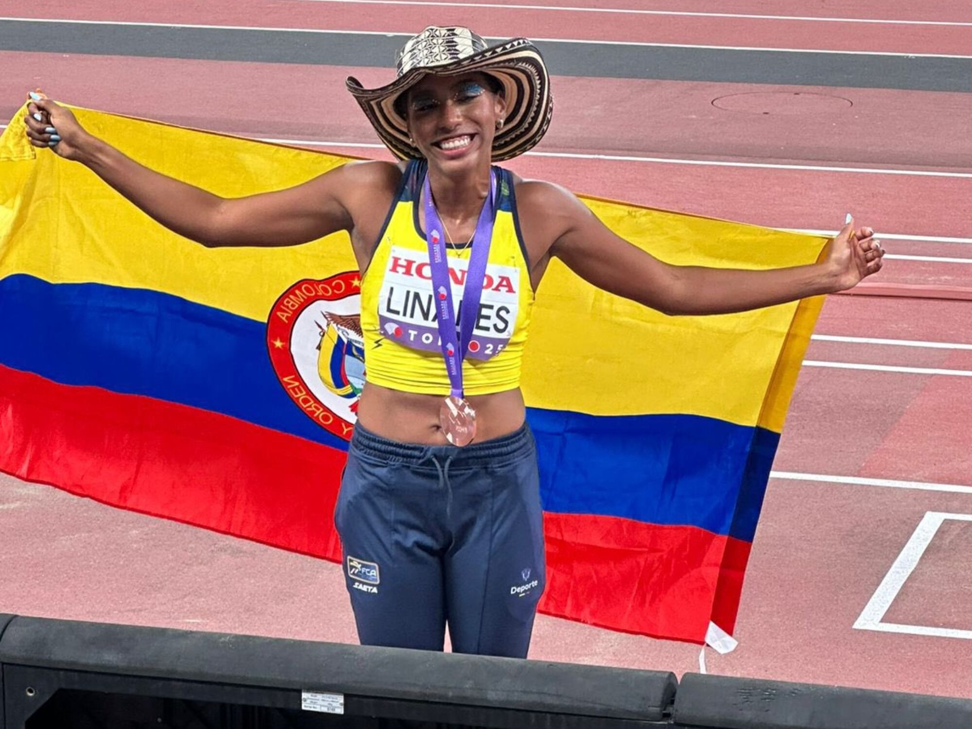 Natalia Linares se quedó con la medalla de bronce en salto largo en el Mundial de Atletismo. Foto: COC.