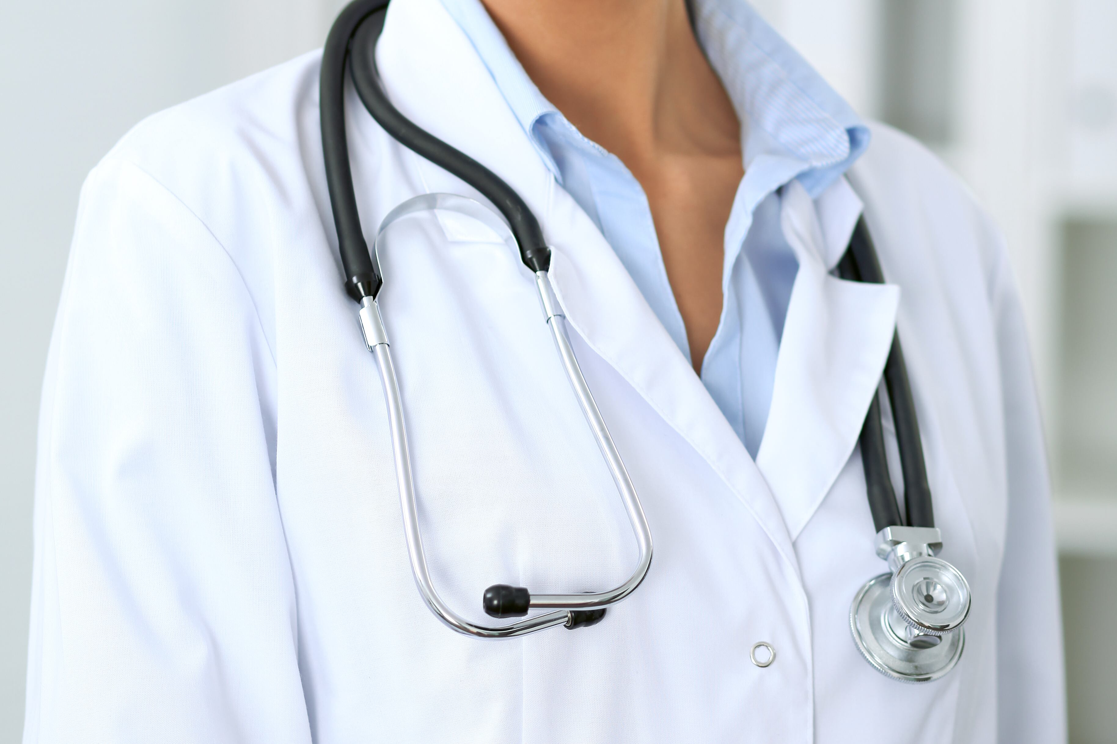 Médico usando un estetoscopio mientras trabaja en un hospital (Foto vía GettyImages)
