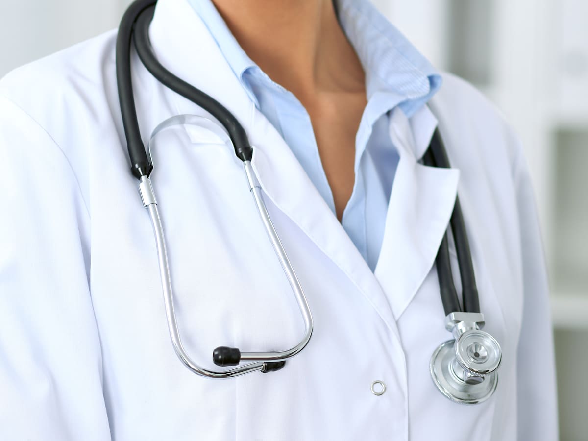 ¿Cuánto gana un médico de EPS en Colombia 2024? Salario de especialista vs médico general