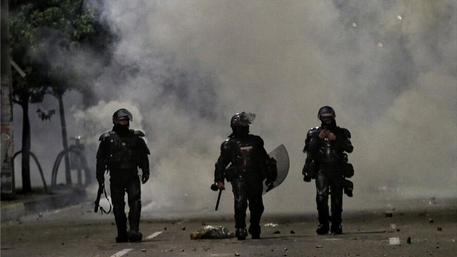 Agentes del Esmad en medio de las manifestaciones del paro nacional 2021. Foto: Colprensa - Álvaro Tavera