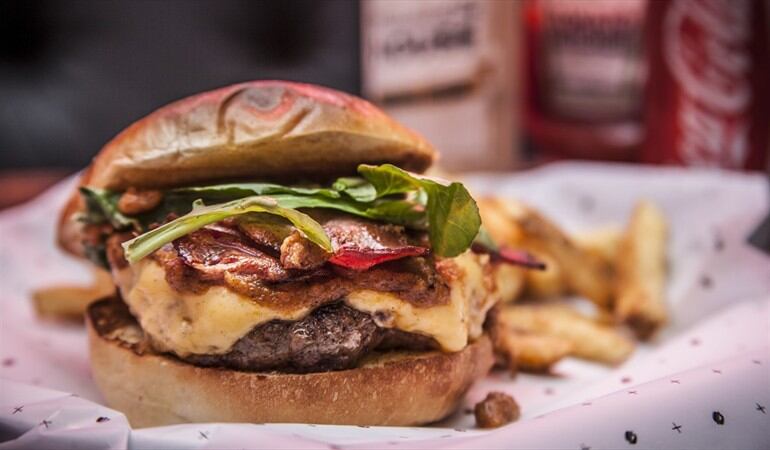 Foto: 130g de carne premium, queso gouda , salsa ranch, anillo de cebolla y pan brioche artesanal.