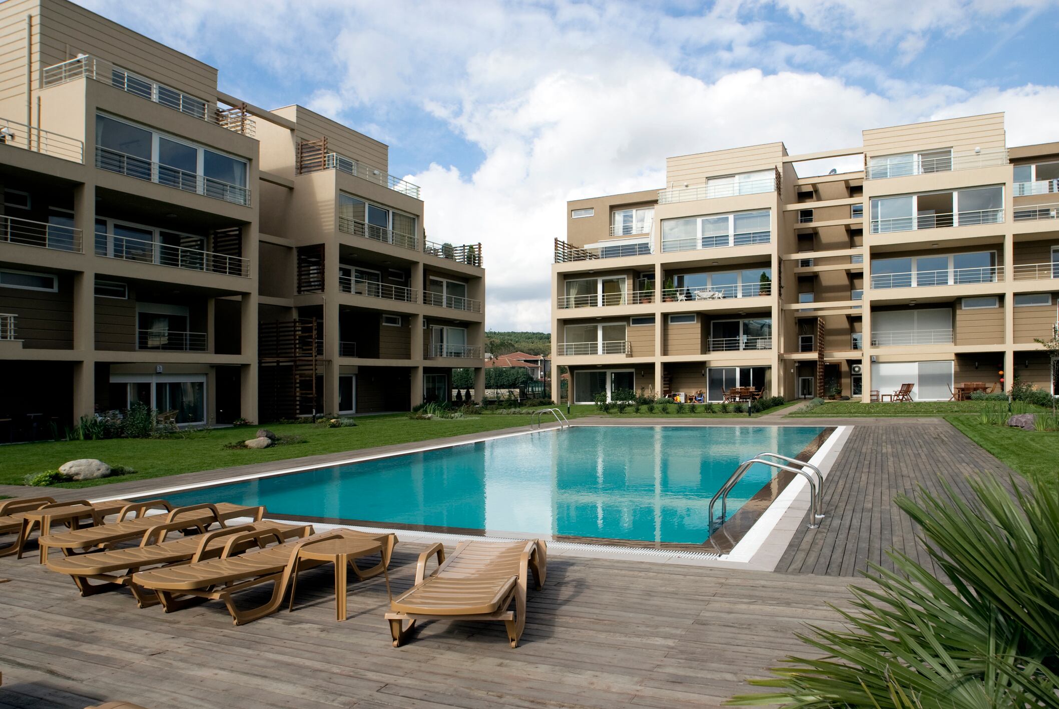 Apartamentos con piscinas. Getty Images.