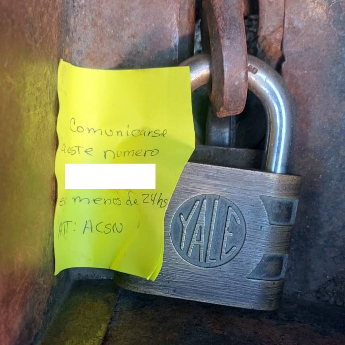 Locales comerciales en Santa Marta amanecieron con mensajes al parecer de las ACSN