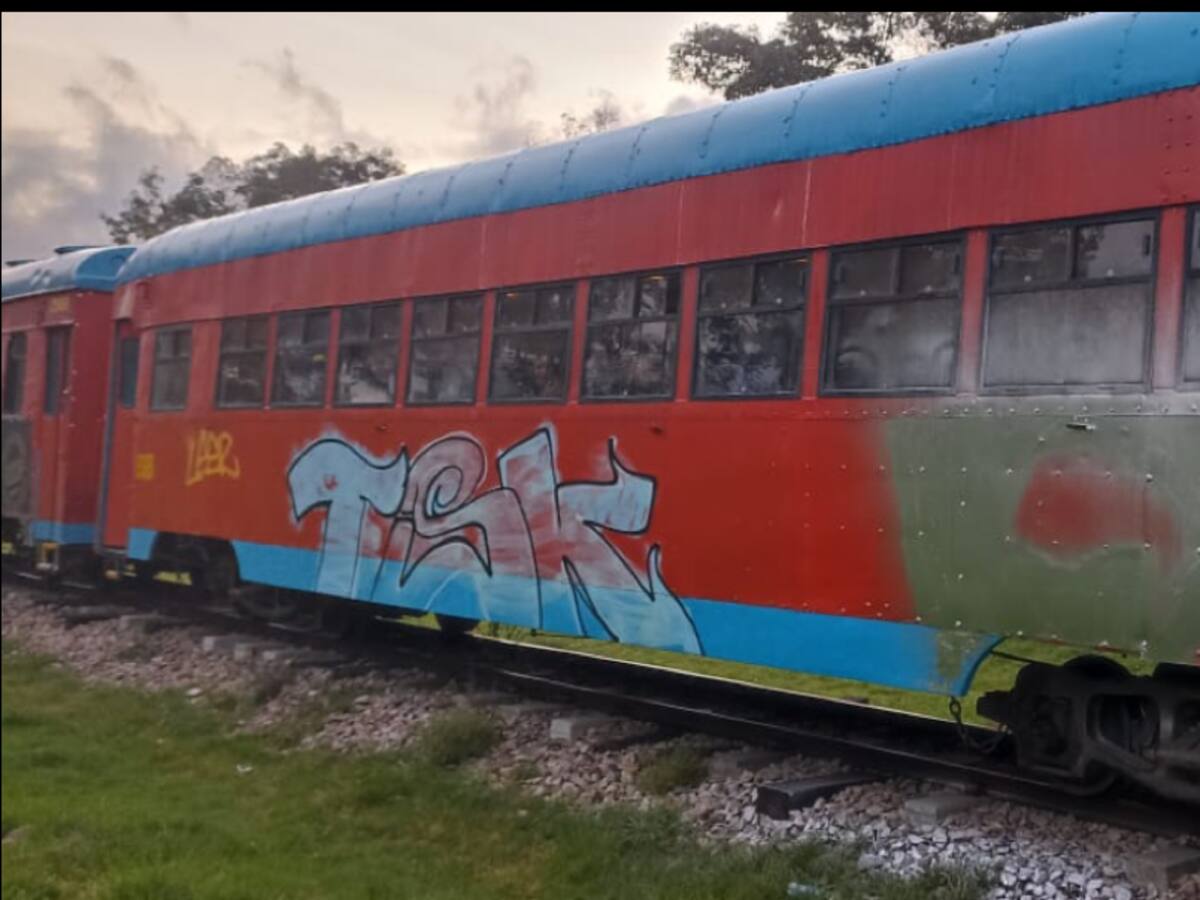 Video: encapuchados vandalizaron el Tren de la Sábana en Bogotá