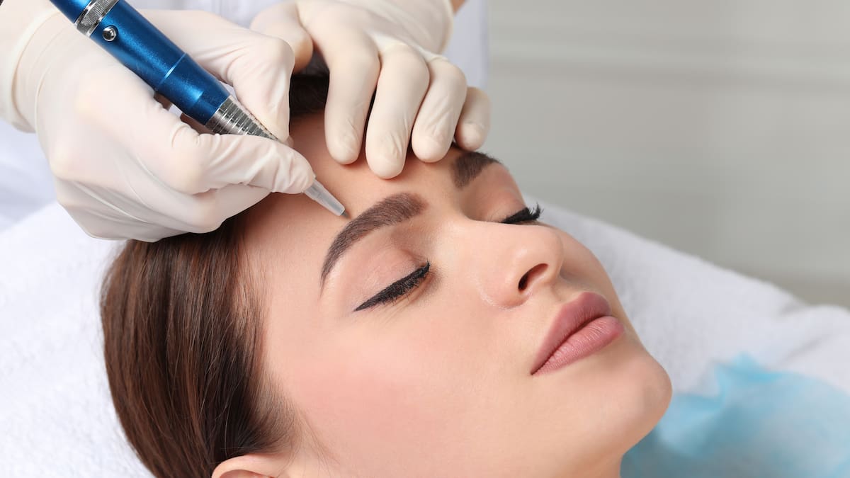 Nina Joaquí, la caleña que alcanzó Récord Guinness en micropigmentación de cejas