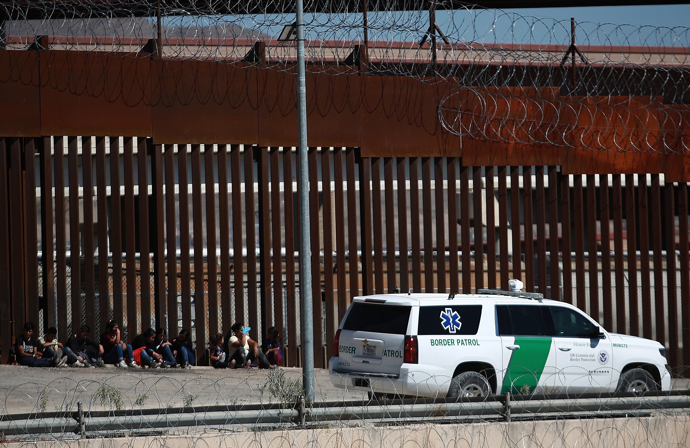 Migrantes permanecen en la calle el 5 de septiembre de 2023, en Ciudad Juárez (México). EFE/ Luis Torres