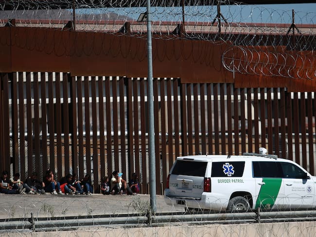 Migrantes permanecen en la calle el 5 de septiembre de 2023, en Ciudad Juárez (México). EFE/ Luis Torres