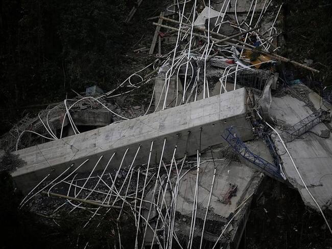 El pasado 16 de enero se reportó la caída del puente que se construye en la doble calzada Bogotá-Villaviencio, sector de Chirajará en jurisdicción del municipio de Guayabetal. Foto: Colprensa