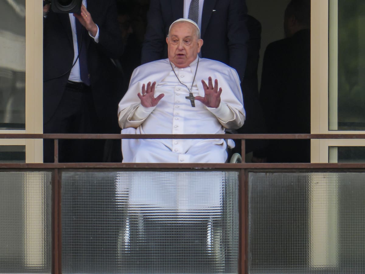 “Tuvimos que elegir entre dejarlo ir o probar con todo”: médico que trató al papa Francisco