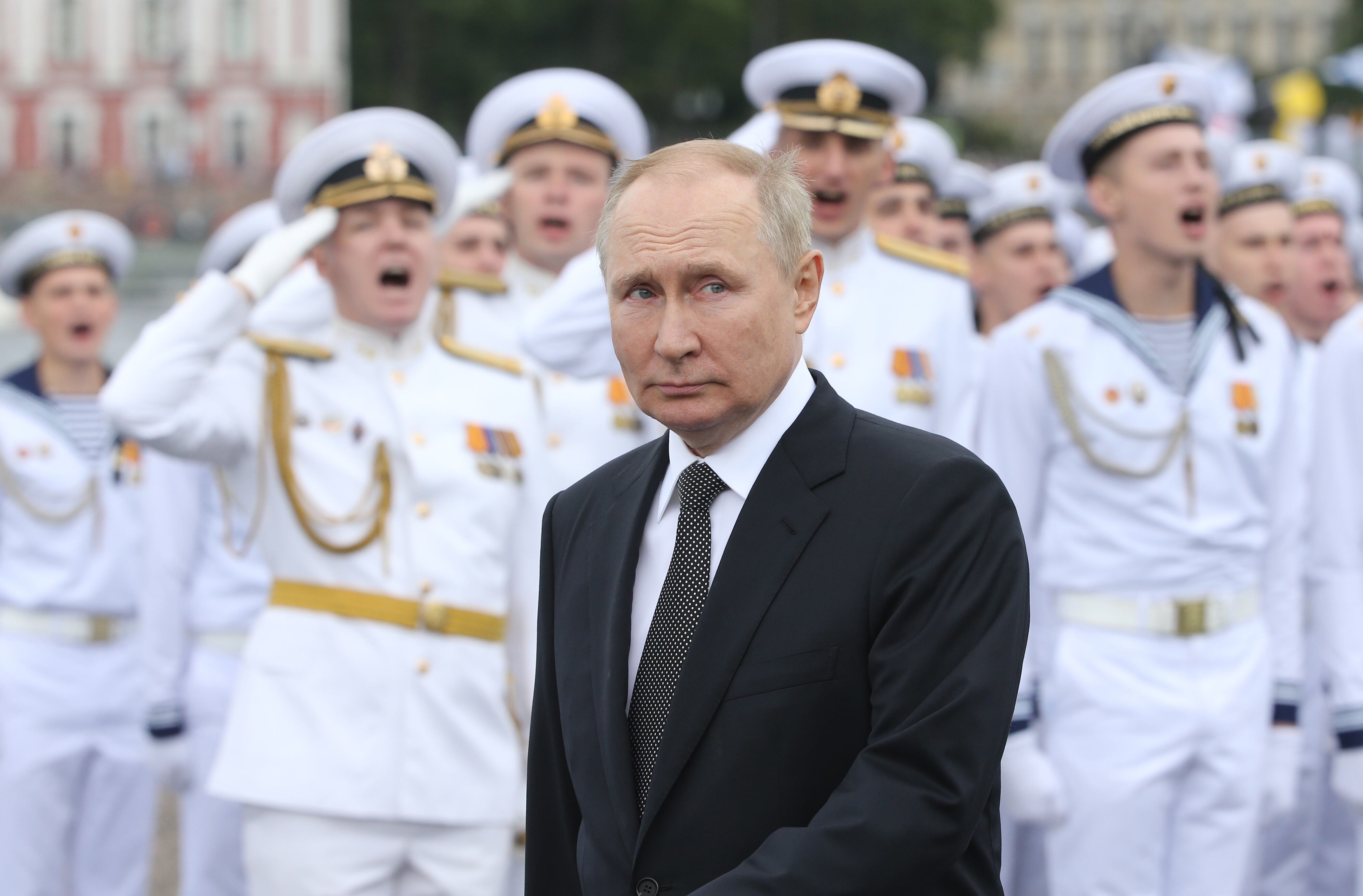 El presidente ruso, Vladimir Putin, mira a los oficiales navales durante el Desfile del Día de la Marina, el 31 de julio de 2022, en San Petersburgo, Rusia. (Photo by Contributor/Getty Images)