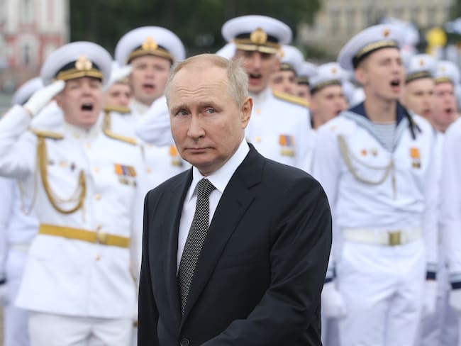 El presidente ruso, Vladimir Putin, mira a los oficiales navales durante el Desfile del Día de la Marina, el 31 de julio de 2022, en San Petersburgo, Rusia. (Photo by Contributor/Getty Images)