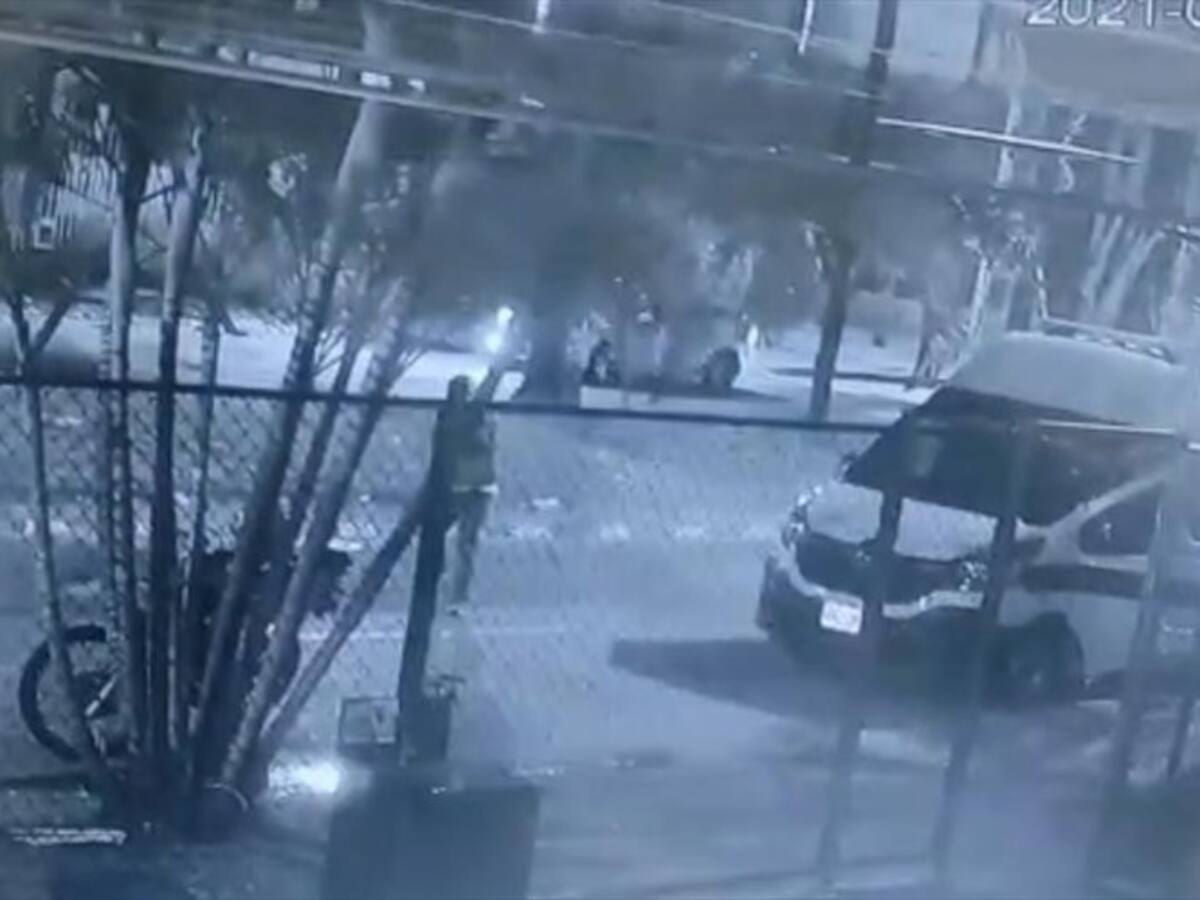 Ataques armados contra estaciones de Policía en Cali dejan dos uniformados heridos
