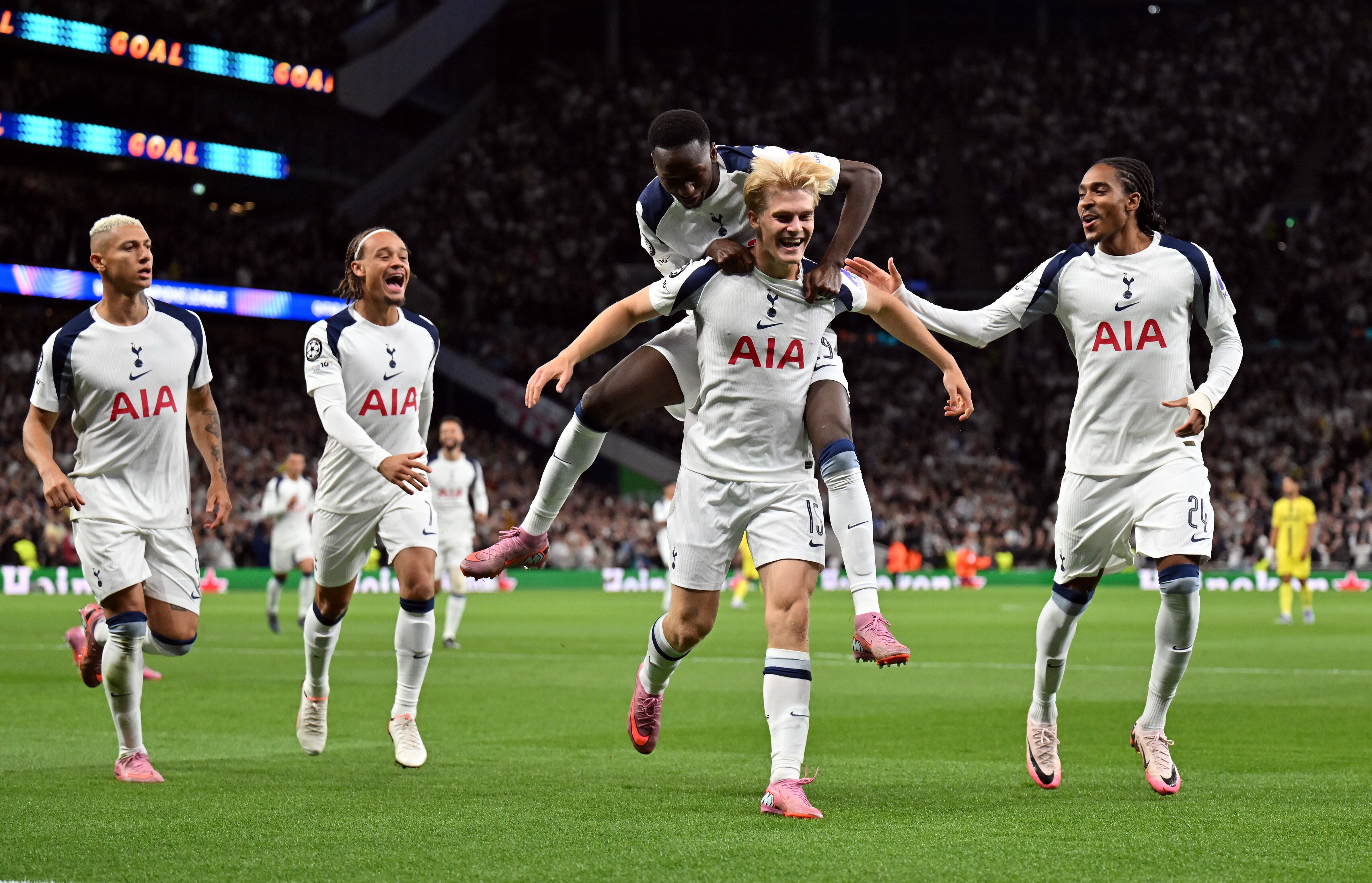 Jugadores del Tottenham celebran el gol ante el Villarreal en Champions League. FOTO: Dan Mullan/Getty Images