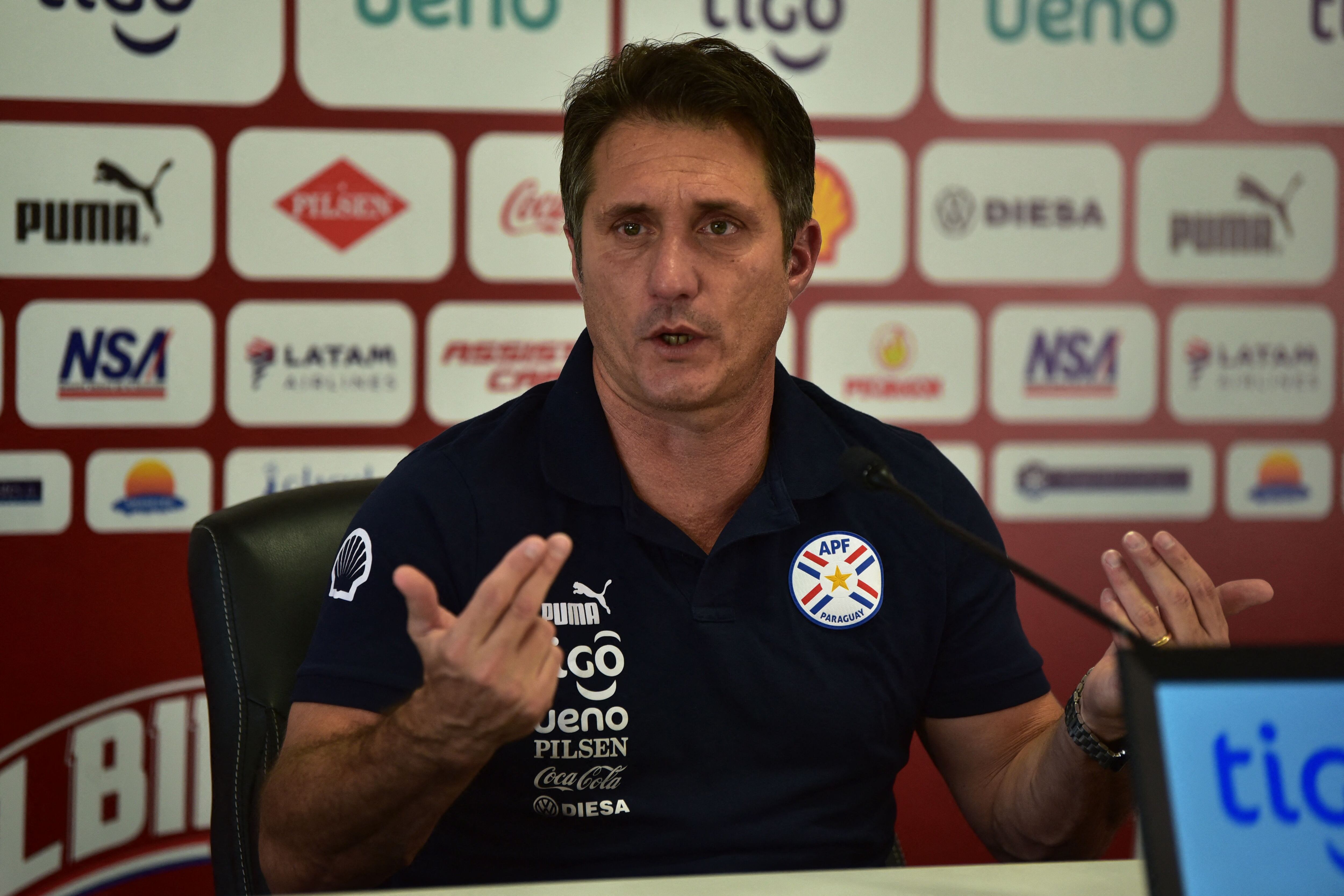 Guillermo Barros Schelotto en rueda de prensa con la Selección de Paraguay (Photo by NORBERTO DUARTE/AFP via Getty Images)