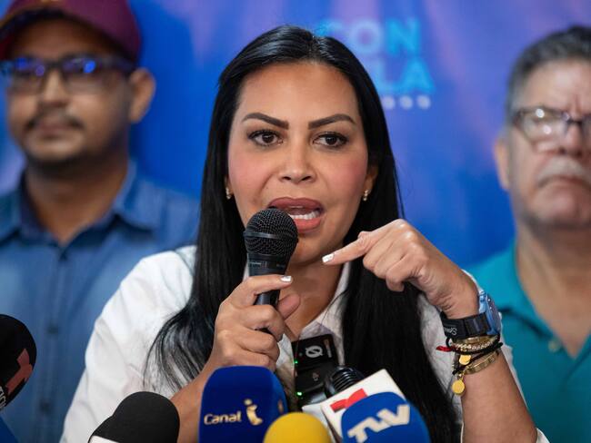 AME5195. CARACAS (VENEZUELA), 26/07/2024.- La exdiputada de la Asamblea Nacional de Venezuela, Delsa Solórzano, habla durante una rueda de prensa este viernes, en Caracas (Venezuela). La Plataforma Unitaria Democrática (PUD), la mayor coalición opositora de Venezuela, registró este viernes menos del 1 % de incidencias en la instalación de las mesas de votación para los comicios presidenciales del domingo, por lo que pidió a los ciudadanos no alarmarse porque -dijo- la voluntad del pueblo se podrá expresar en las elecciones.EFE/ Ronald Peña R.