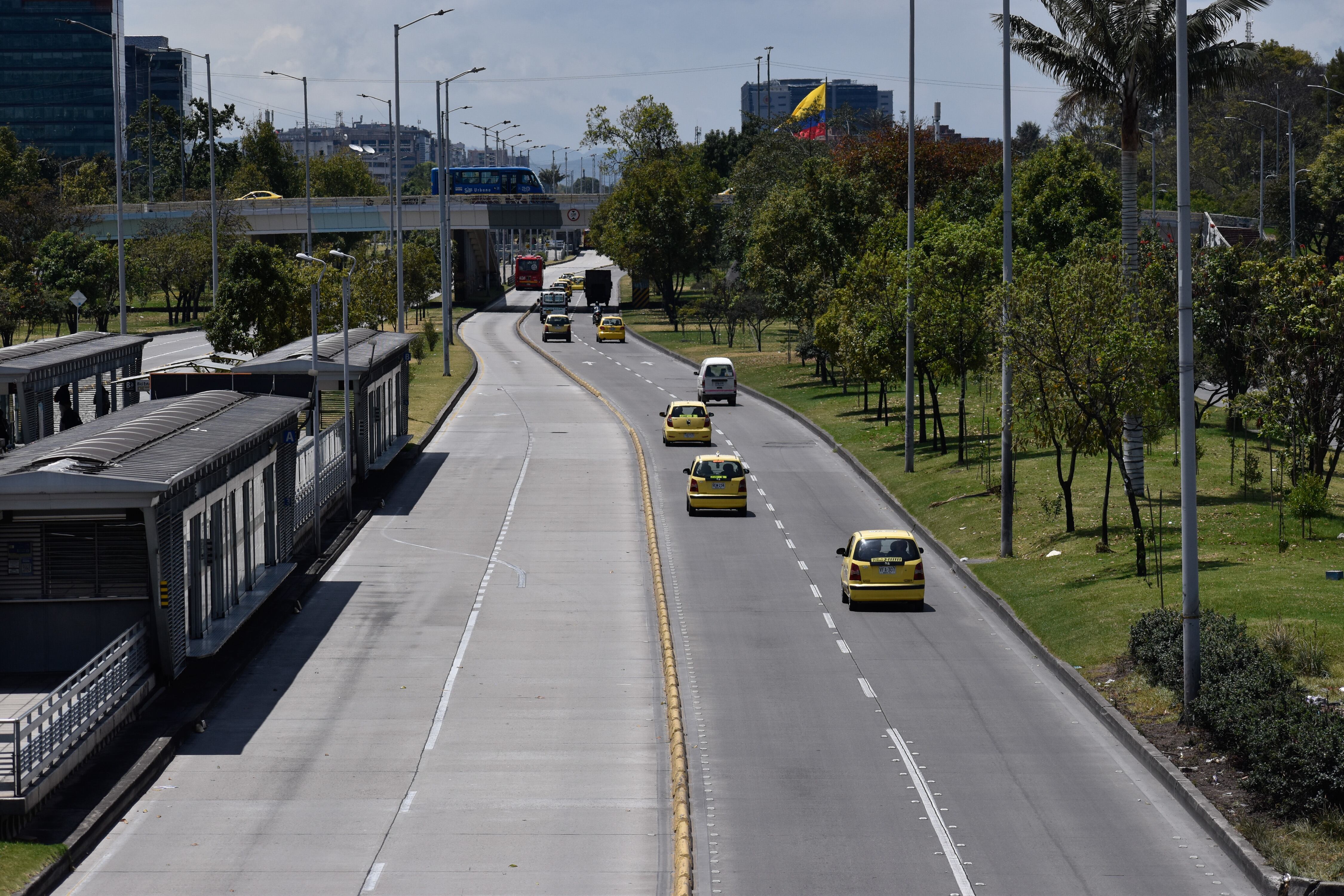 Las calles de Bogotá vistas solamente con taxis de transporte público y autobuses de Transmilenio durante el segundo día del año sin vehículos de uso privado en Bogotá, (Cristian Bayona/Long Visual Press/Universal Images Group vía Getty Images)