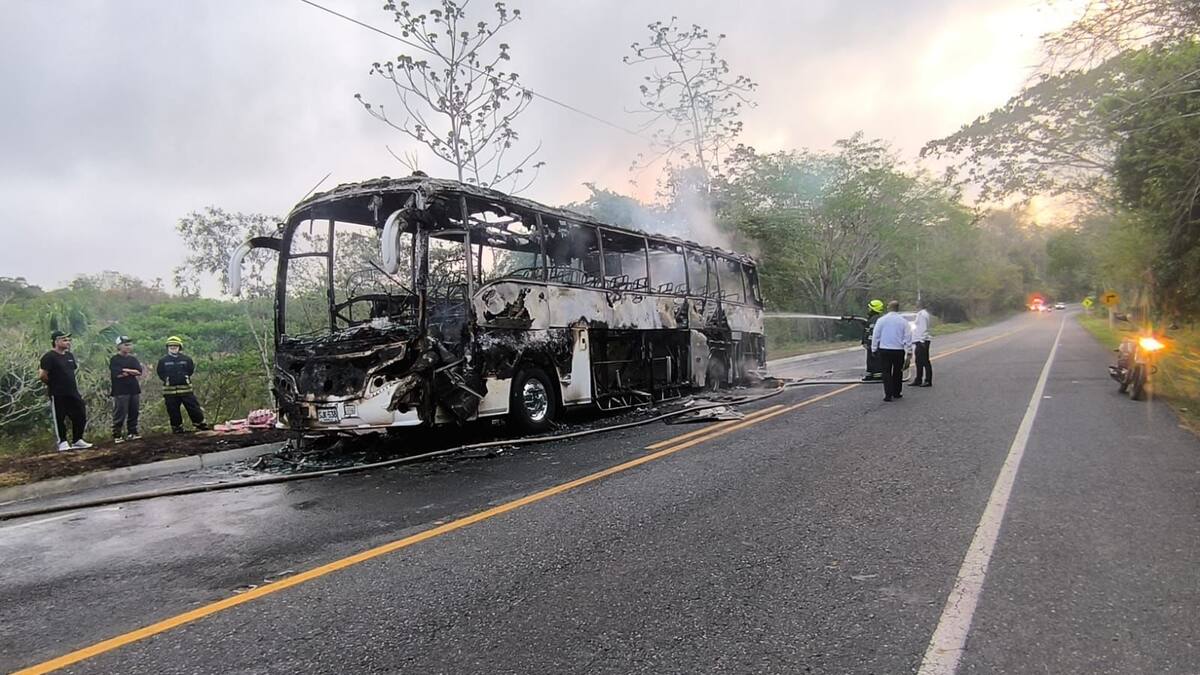Falla mecánica habría originado incendio en un bus que cubría ruta nacional en Córdoba