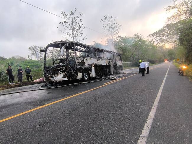 Falla mecánica habría originado incendio en un bus que transportaba turistas en Córdoba. Foto: Policía de Córdoba.