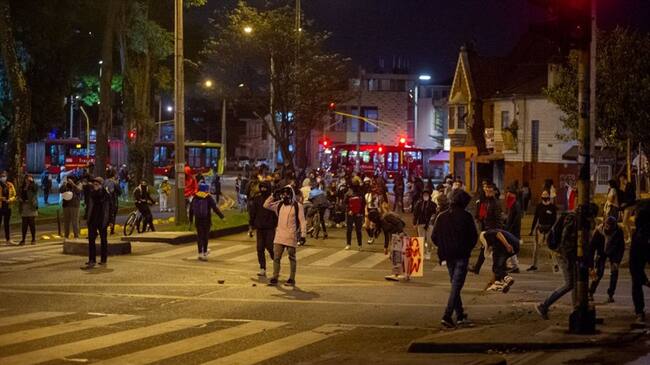 El 9 y 10 de septiembre murieron 13 personas y otras 74 resultaron heridas por impacto de bala, en medio de los enfrentamientos entre manifestantes y Policía en Bogotá. Foto: Getty Images / SEBASTIÁN BARROS