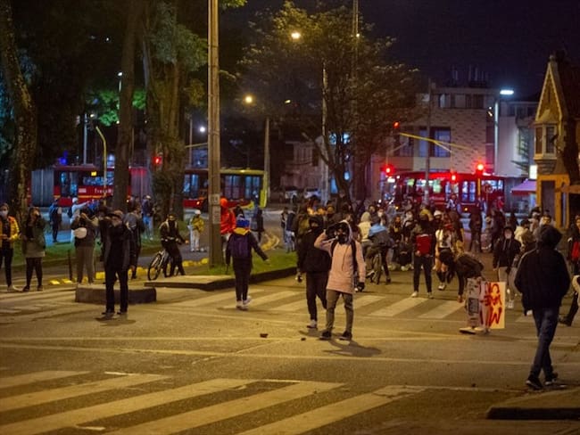 El 9 y 10 de septiembre murieron 13 personas y otras 74 resultaron heridas por impacto de bala, en medio de los enfrentamientos entre manifestantes y Policía en Bogotá. Foto: Getty Images / SEBASTIÁN BARROS
