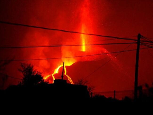 La erupción del volcán de la isla española de La Palma "sigue fuerte" y se prevé que la segunda colada llegue al mar en pocas horas. Foto: Europa Press via Getty Images