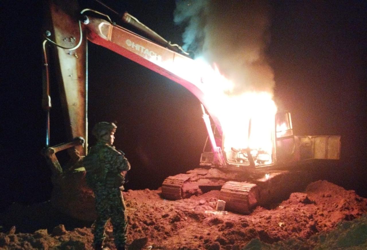 Ejército destruye maquinaria que era utilizada para minería ilegal en el sur de Córdoba. Foto: Ejército.