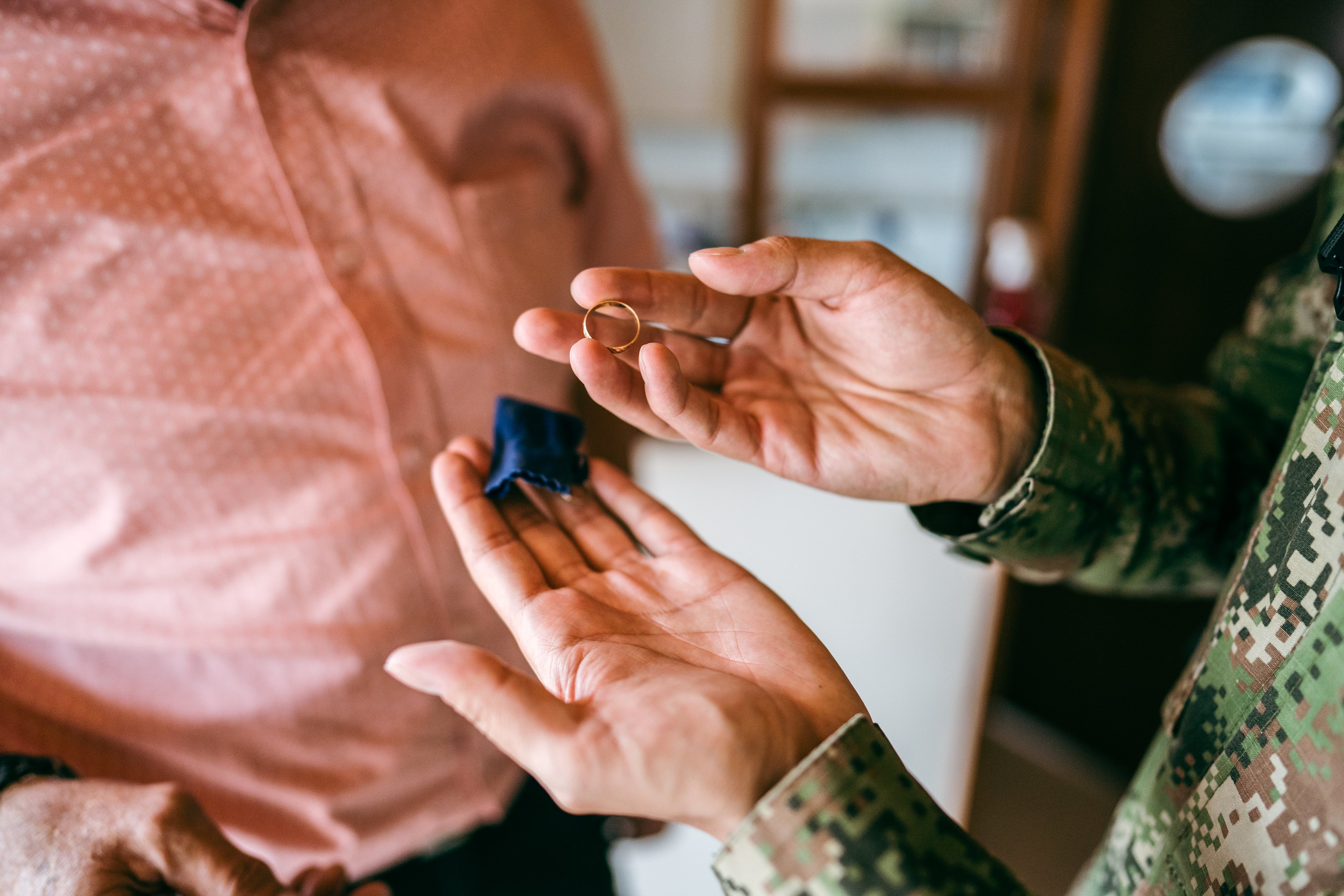 Primer plano de un soldado sosteniendo un anillo de bodas. Getty Images