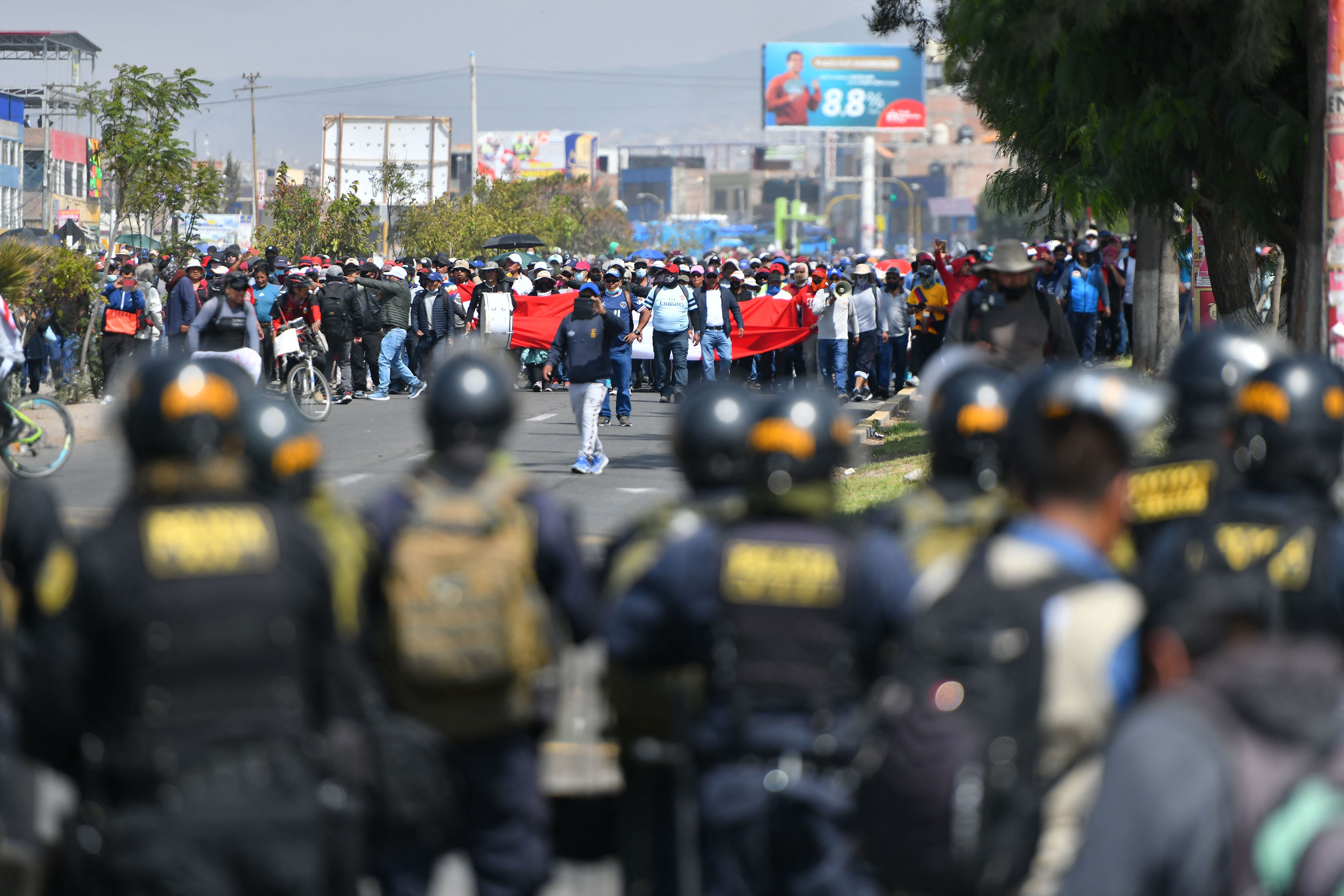 Partidarios del expresidente Pedro Castillo marchan al centro de la ciudad de Arequipa, Perú.