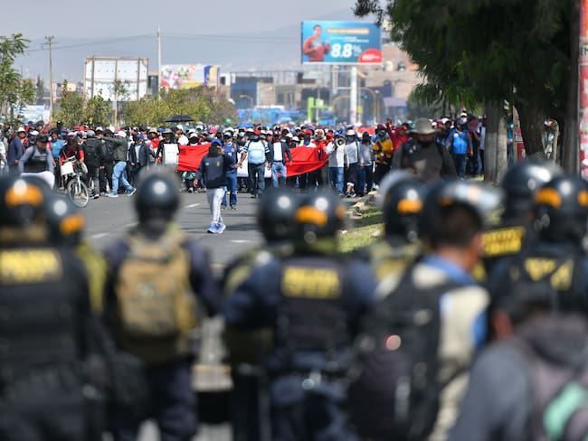 Partidarios del expresidente Pedro Castillo marchan al centro de la ciudad de Arequipa, Perú.
