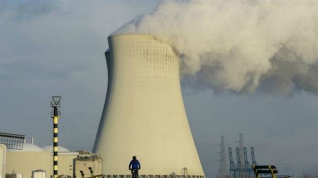 Todos los reactores nucleares de Bélgica están rodeados de personas que viven a menos de 100 kilómetros de ellos, como ocurre con la planta de Doel, que se ve en la imagen. Foto: BBC Mundo.
