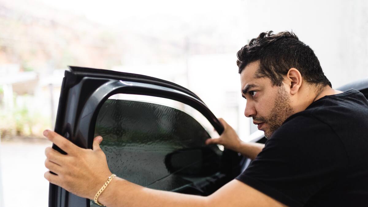 ¿Cuál es el valor de la multa en 2025 por portar en el carro vidrios polarizados prohibidos?