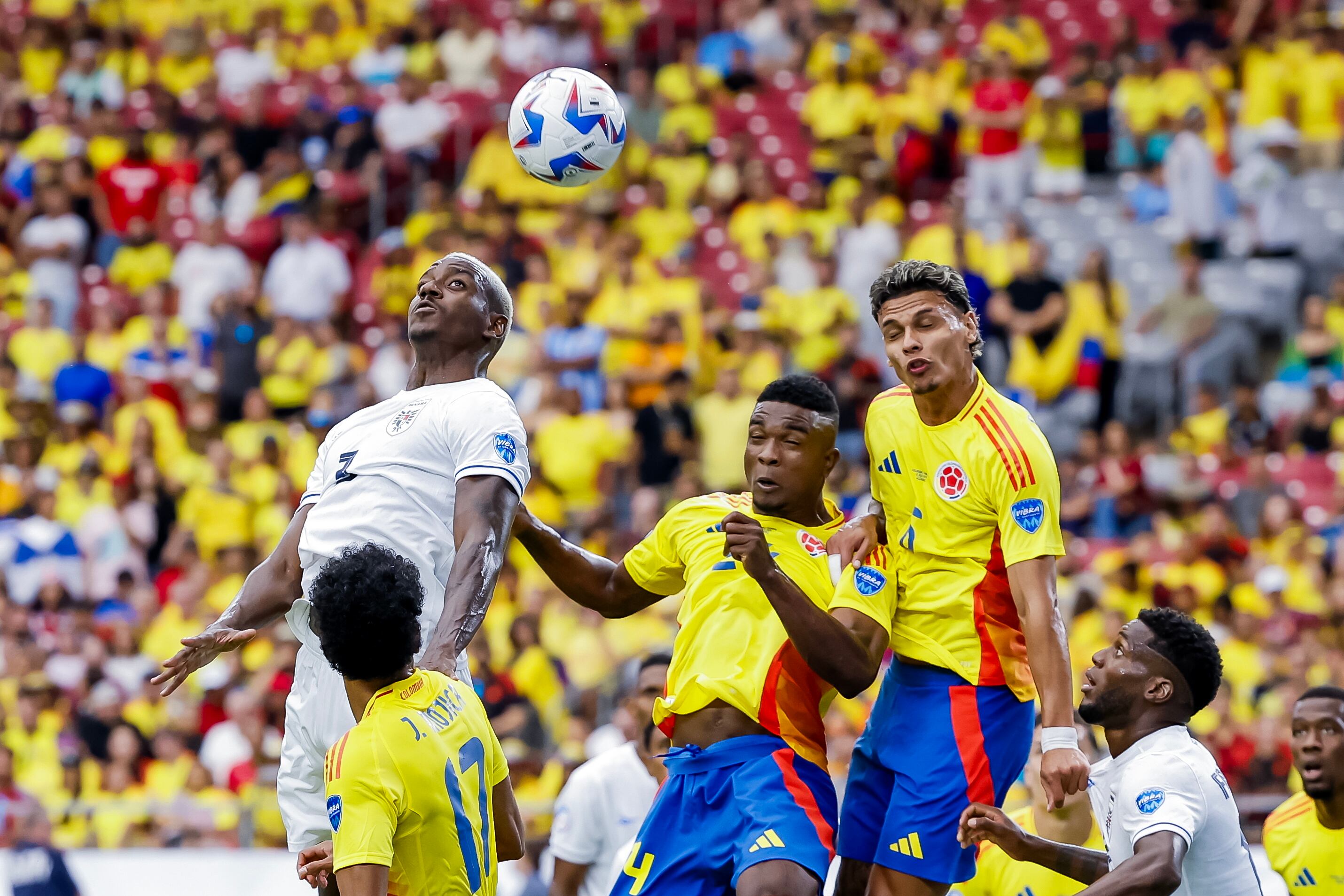 Glendale (United States), 06/07/2024.- Jose Cordoba (L) of Panama during a corner kick against Jhon Cordoba (C) of Colombia and Richard Rios (R) of Colombiaduring the first half of the CONMEBOL Copa America 2024 Quarter-finals match between Colombia and Panama, in Glendale, Arizona, USA, 06 July 2024. EFE/EPA/JOHN G. MABANGLO