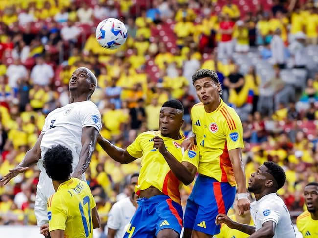 Glendale (United States), 06/07/2024.- Jose Cordoba (L) of Panama during a corner kick against Jhon Cordoba (C) of Colombia and Richard Rios (R) of Colombiaduring the first half of the CONMEBOL Copa America 2024 Quarter-finals match between Colombia and Panama, in Glendale, Arizona, USA, 06 July 2024. EFE/EPA/JOHN G. MABANGLO