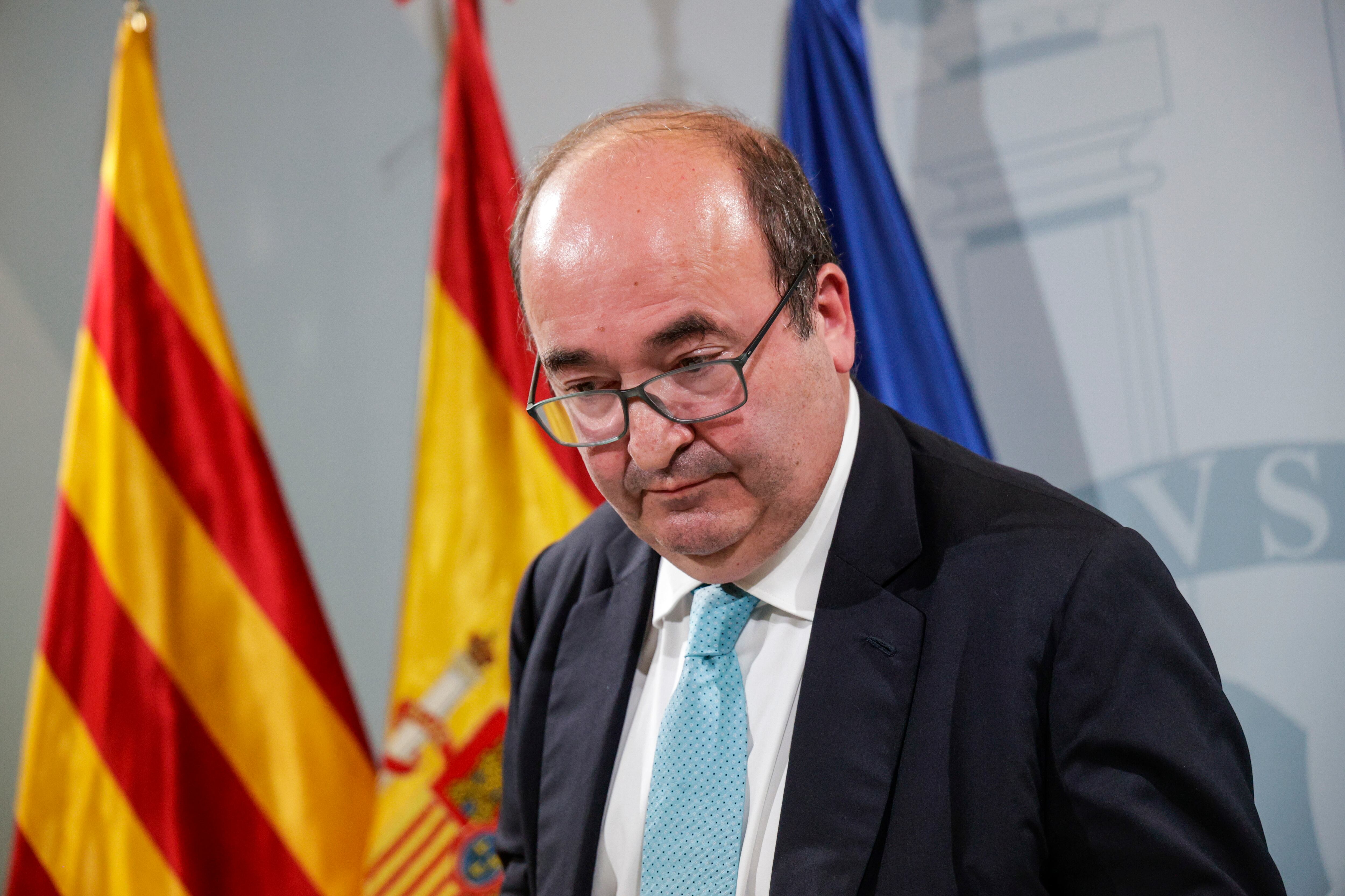 El ministro de Cultura y Deporte, Miquel Iceta, tras ofrecer declaraciones a los medios este viernes en Barcelona. El Consejo Superior de Deportes (CSD) ha informado de que insta al Tribunal Administrativo del Deporte (TAD) a suspender provisionalmente a Luis Rubiales, "después de que este órgano, independiente del CSD en sus actuaciones, haya iniciado te viernes el procedimiento sancionador contra el mandatorio por la presunta comisión de dos infracciones graves". EFE/ Quique García