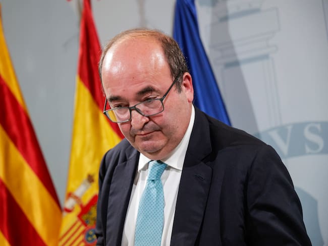 El ministro de Cultura y Deporte, Miquel Iceta, tras ofrecer declaraciones a los medios este viernes en Barcelona. El Consejo Superior de Deportes (CSD) ha informado de que insta al Tribunal Administrativo del Deporte (TAD) a suspender provisionalmente a Luis Rubiales, "después de que este órgano, independiente del CSD en sus actuaciones, haya iniciado te viernes el procedimiento sancionador contra el mandatorio por la presunta comisión de dos infracciones graves". EFE/ Quique García