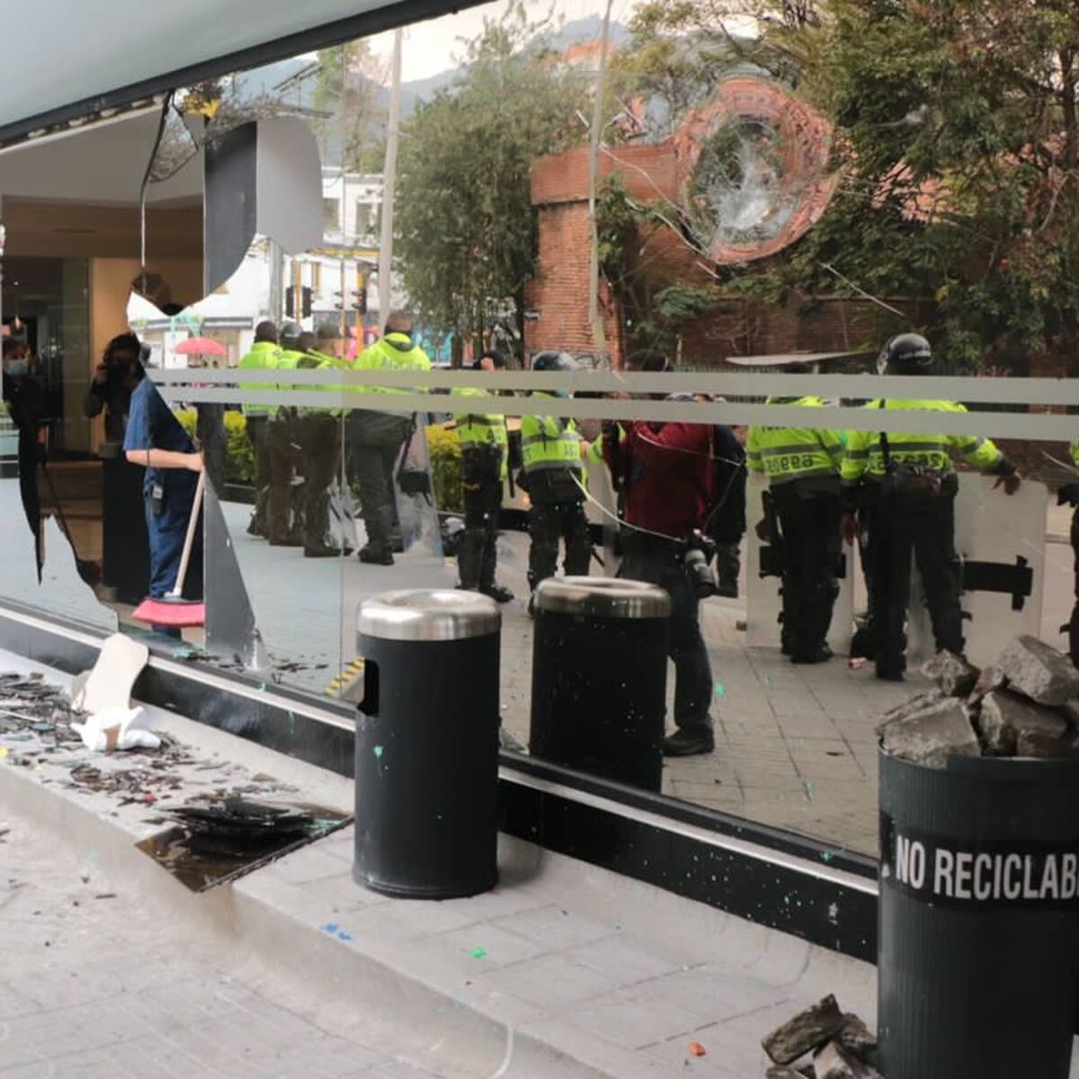 Dejan en libertad dos personas capturadas por los disturbios en el hotel Radisson en Bogotá