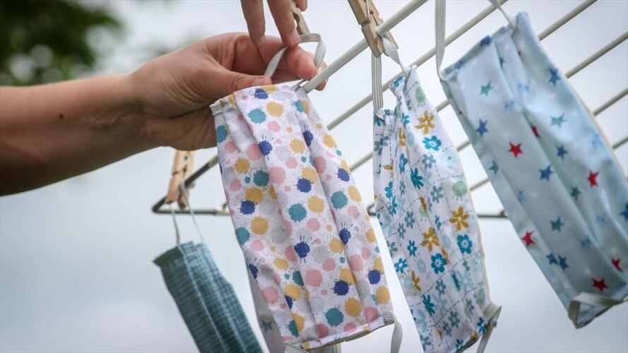 Con el auge de las mascarillas para reducir el contagio del coronavirus, muchas personas han comenzado a hacerlas desde su casas.. Foto: Getty Images