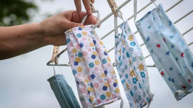 Con el auge de las mascarillas para reducir el contagio del coronavirus, muchas personas han comenzado a hacerlas desde su casas.. Foto: Getty Images