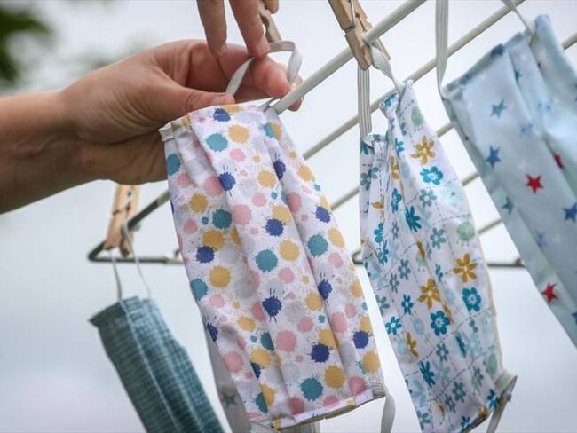 Con el auge de las mascarillas para reducir el contagio del coronavirus, muchas personas han comenzado a hacerlas desde su casas.. Foto: Getty Images