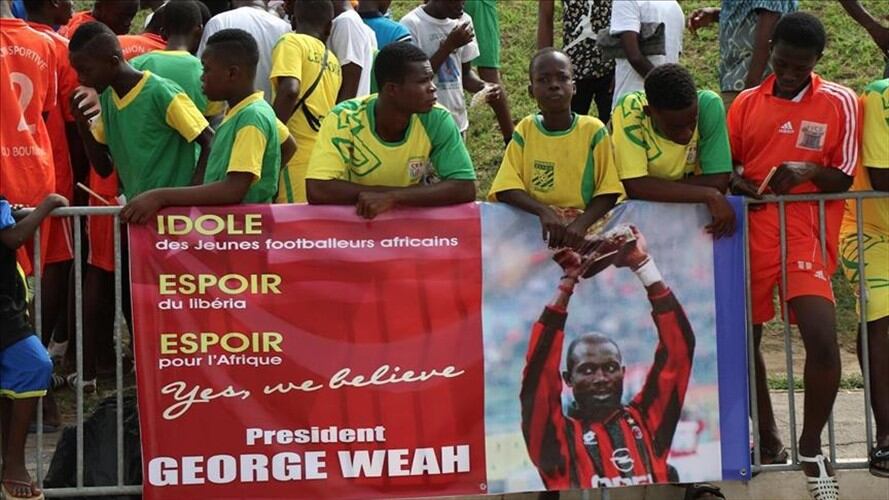 George Weah ha sido el exfutbolista que más lejos ha llegado en la política, al ser elegido en 2017 como presidente de su país, Liberia. Foto: Agencia Anadolu