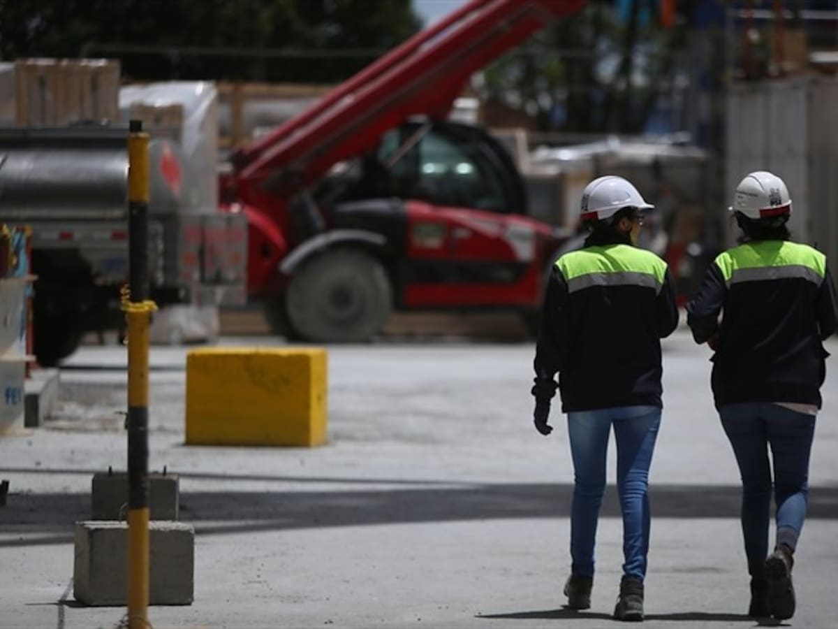Denuncian construcción de tanque de agua en un espacio público en Cota