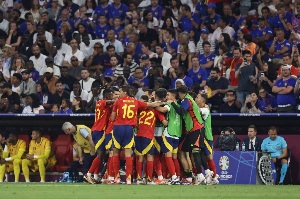 Jugadores de la selección de España celebran su victoria. Foto: Ibrahim Ezzat/Anadolu via Getty Images