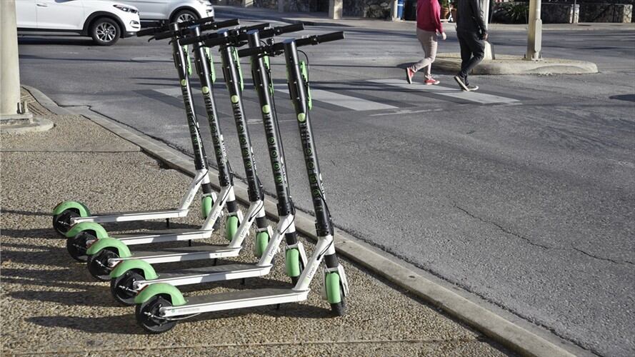 El presidente de Cosmic Go informó que la velocidad adecuada para usar estas patinetas es de 20 km/h y que las vías más adecuadas para transitar en ellas son las ciclorrutas.. Foto: Getty Images