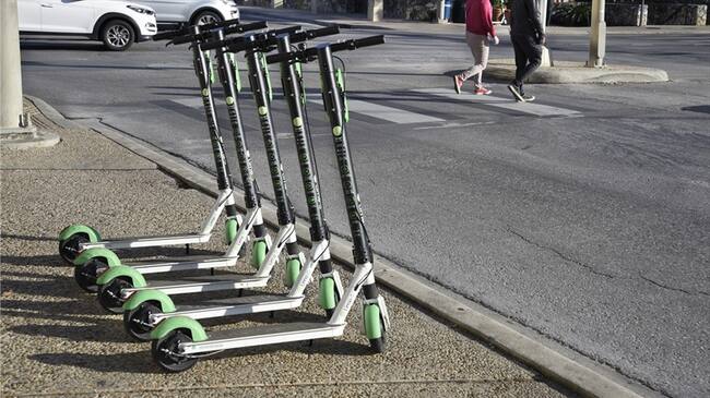 El presidente de Cosmic Go informó que la velocidad adecuada para usar estas patinetas es de 20 km/h y que las vías más adecuadas para transitar en ellas son las ciclorrutas.. Foto: Getty Images