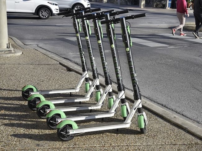 El presidente de Cosmic Go informó que la velocidad adecuada para usar estas patinetas es de 20 km/h y que las vías más adecuadas para transitar en ellas son las ciclorrutas.. Foto: Getty Images