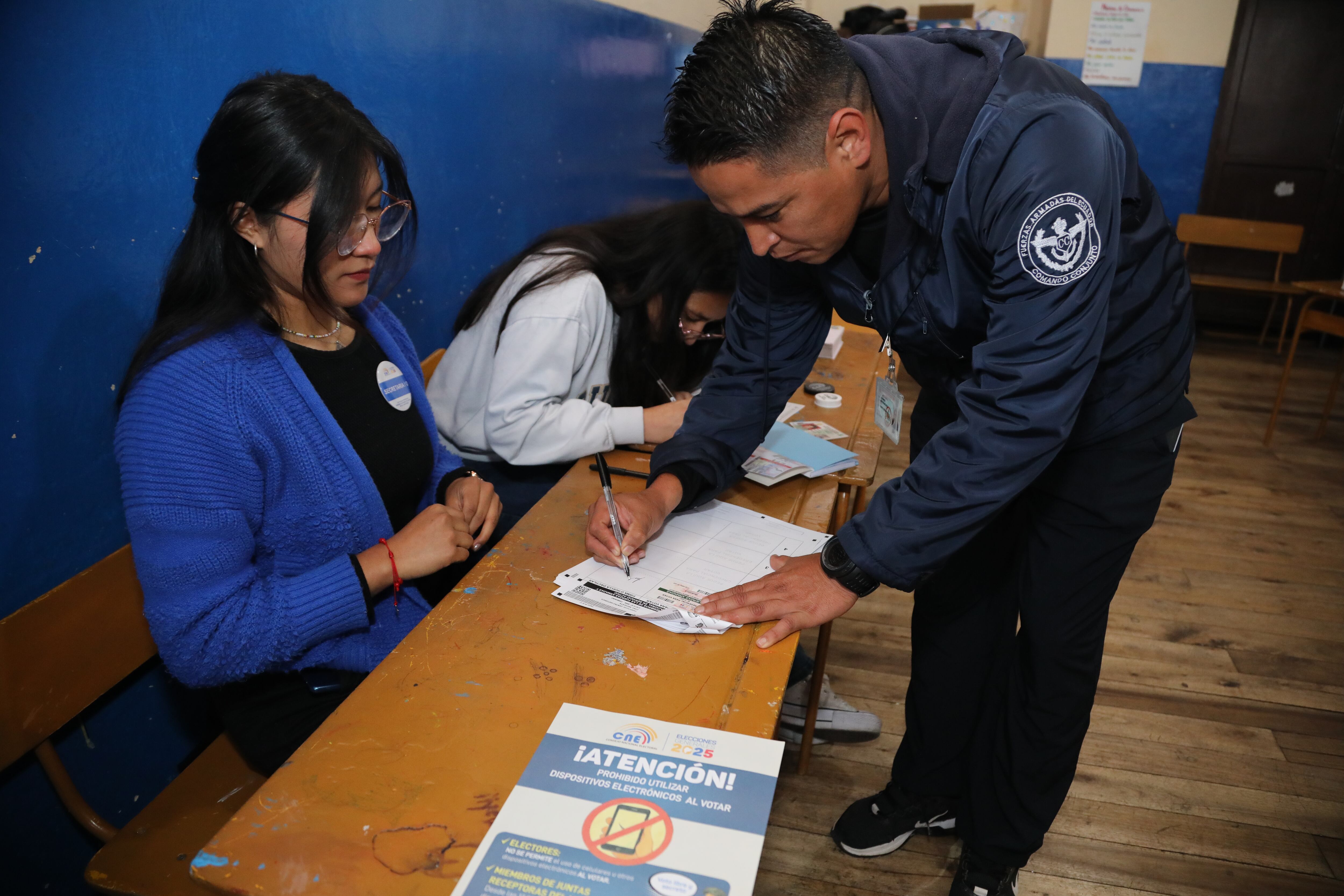 Empiezan las votaciones de la segunda vuelta de las elecciones presidenciales de Ecuador entre Daniel Noboa y Luisa González. EFE/Gianna Benalcazar